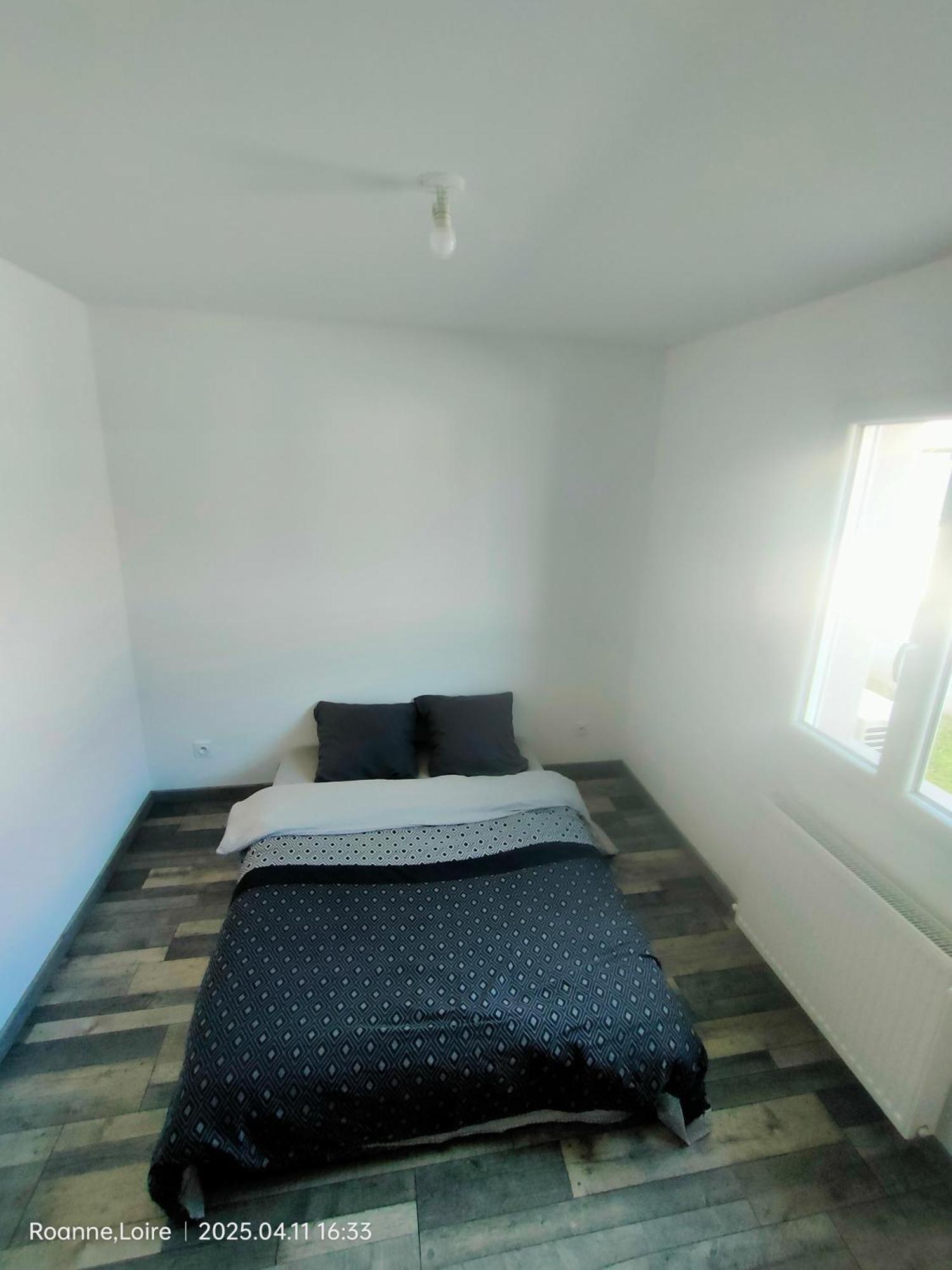 Chambre Dans Maison Plain-Pied Moderne โรอาน ภายนอก รูปภาพ
